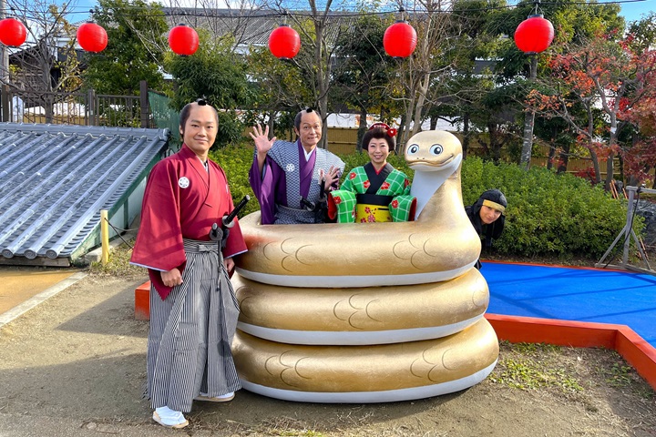 01/25-03/02古樸的江戶街道掛滿紅色燈籠，武士與江戶市民身著紅金服飾熱情迎接，園區內還設有金色巨蛇的拍照打卡點。　圖：東映太秦映畫村／提供