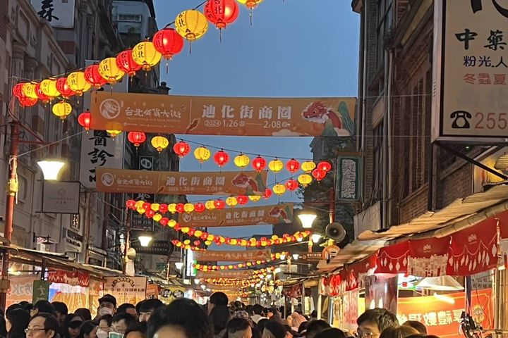2025台北年貨大街自01/11-01/27於迪化商圈、後站商圈、華陰街北車商圈、台北地下街、寧夏夜市、艋舺夜市及濱江市場等地熱鬧登場。 圖:臺北市政府觀光傳播局/提供