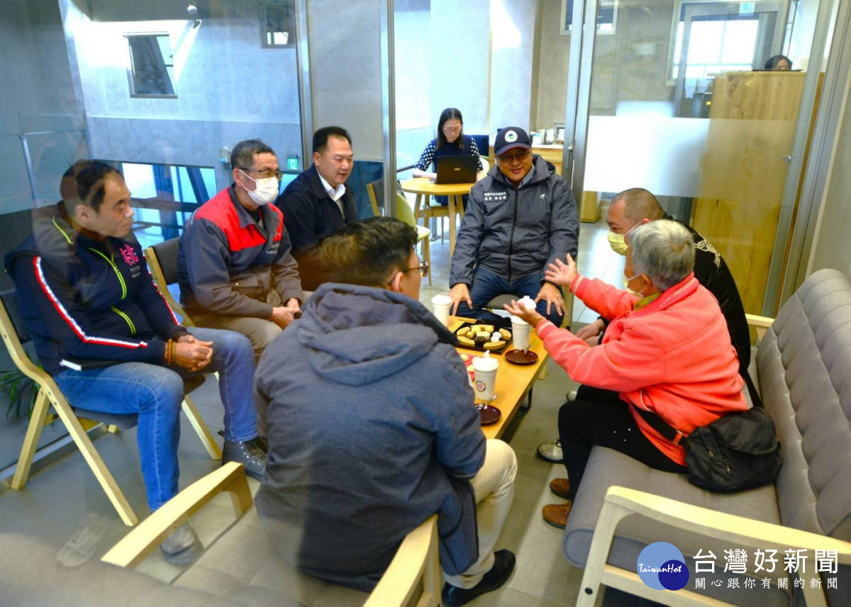 桃園環保局攜手善心企業關懷資收個體戶 ,幫助弱勢過好年。<br /><br />