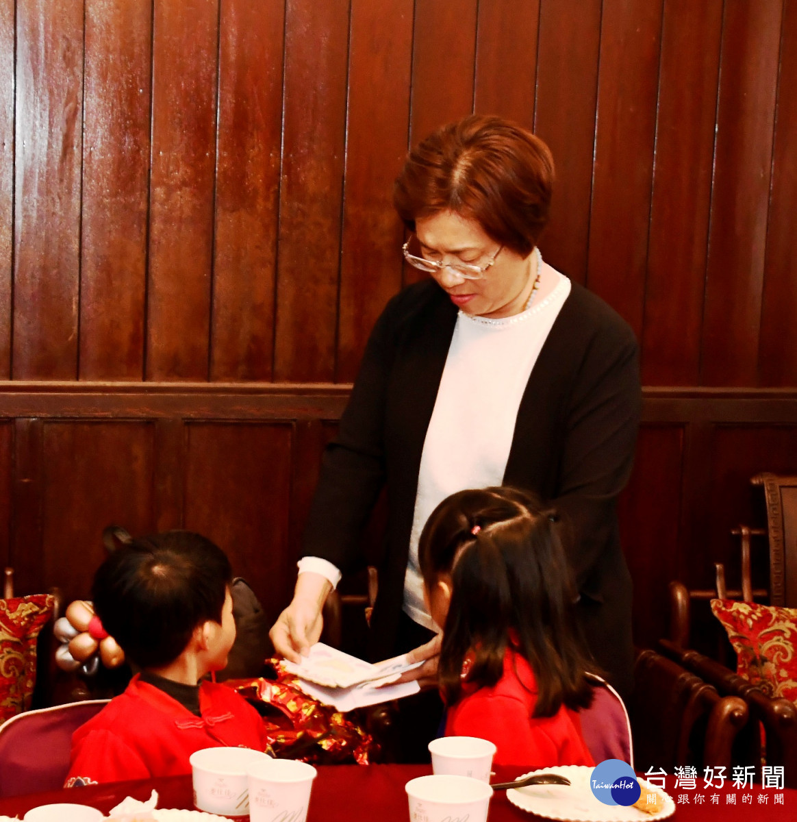 與縣長媽媽歲末圍爐，王惠美縣長與24位孩子話家常。圖／記者鄧富珍翻攝