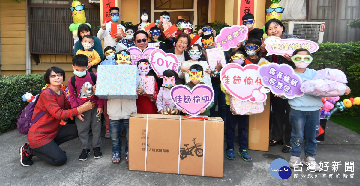 與縣長媽媽歲末圍爐,王惠美縣長與24位孩子話家常。圖/記者鄧富珍翻攝