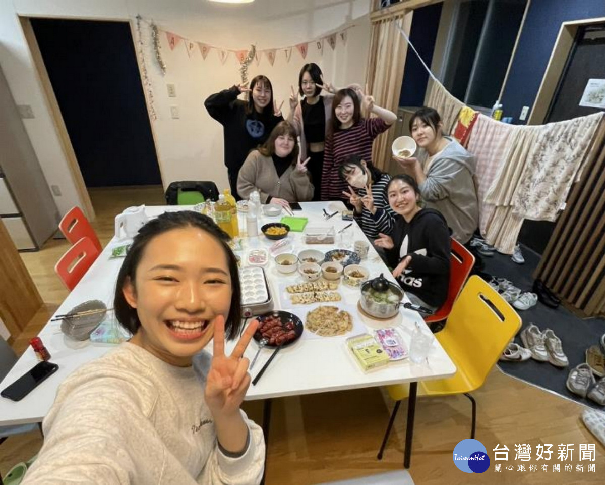 前往日本交換學習的財金系潘佳昕與國際友人分享台灣特色菜單。(暨大提供)