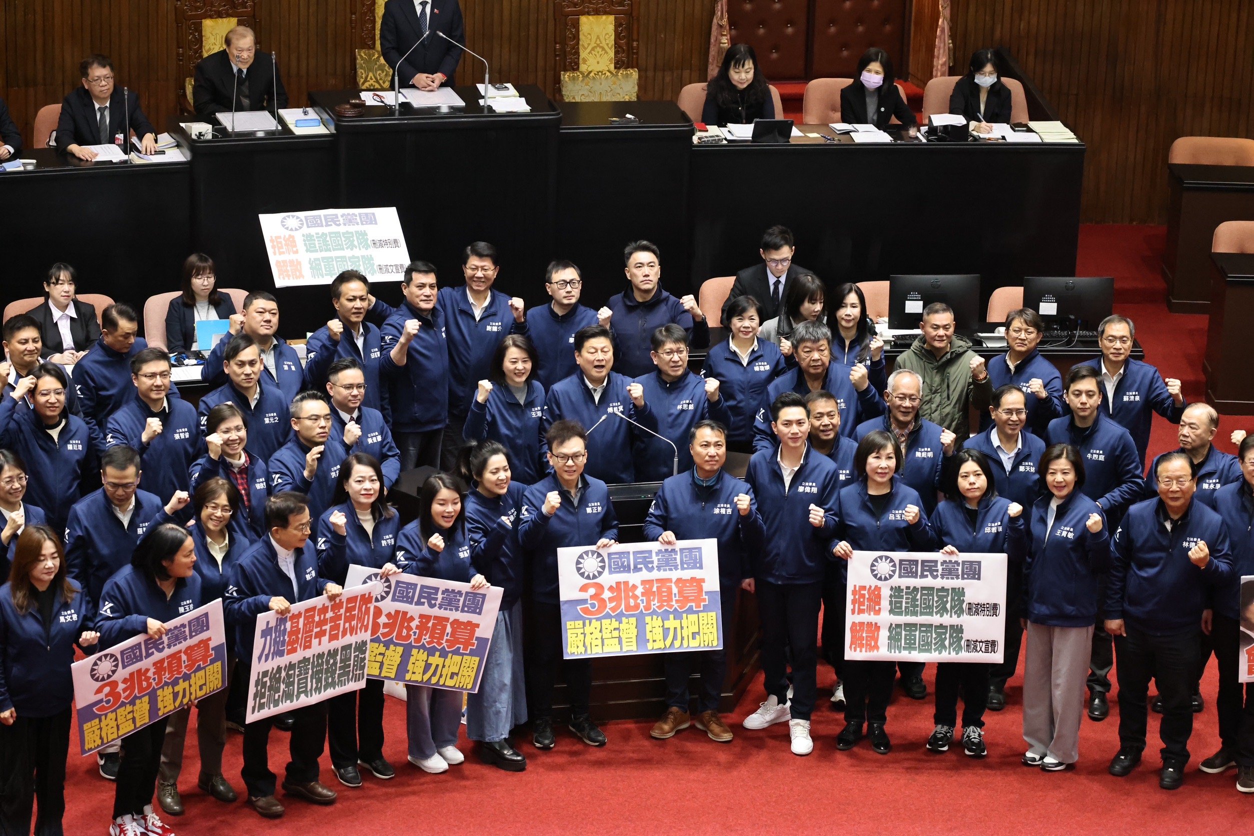 立法院會21日三讀通過中央政府總預算,總計刪除約2075億,另凍結2600多億元。林啟弘攝