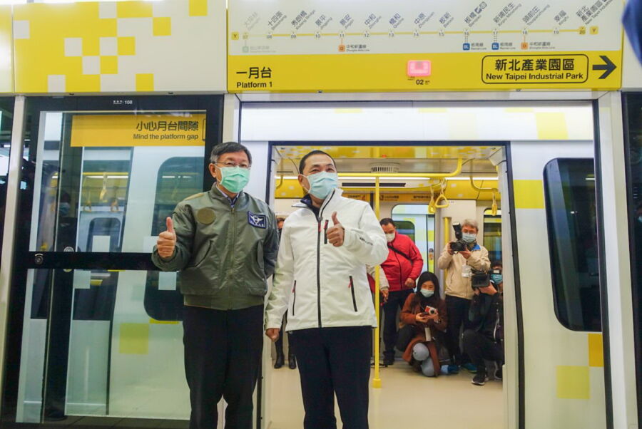 圖／時任台北市長的柯文哲，2020年1月31日與新北市長侯友宜出席新北環狀線的通車典禮。（新北市捷運局提供）