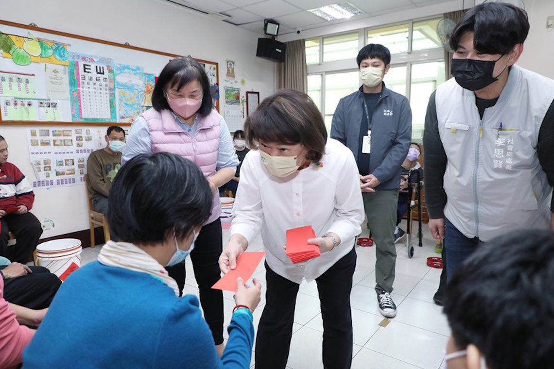 市長黃敏惠致贈社福機構春節慰問金 新春福蛇送吉祥 福氣龍底嘉