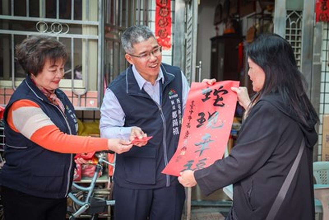 中市里鄰長總動員送幸福到你家!方文山執筆超夯「蛇現幸福」春聯發送百萬家戶 市民迴響熱烈