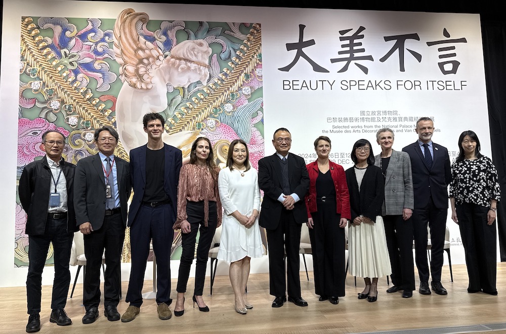▲「大美不言」三方策展團隊與蕭宗煌院長合影。（圖/南院提供）
