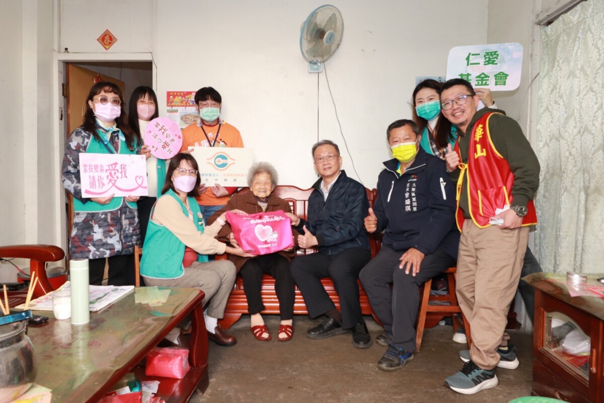 ▲仁愛基金會和仁愛長庚合作聯盟醫院（大里仁愛醫院）與華山基金會致贈年菜。(圖/大里仁愛醫院提供)