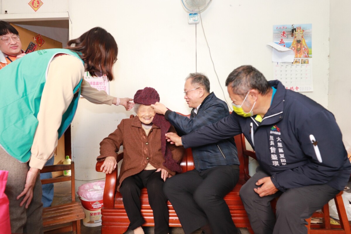 ▲龔嘉德院長(右2)親自為長輩戴上保暖的毛帽及圍巾。(圖/大里仁愛醫院提供)