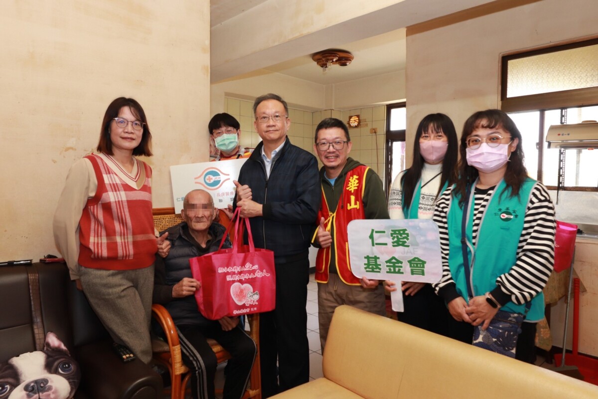▲藉由致贈年菜訪視關懷長年就醫之長輩。(圖/大里仁愛醫院提供)