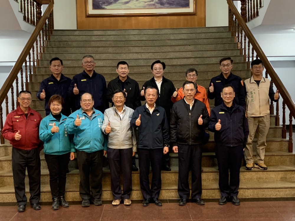 ▲嘉義縣長翁章梁為重要節日的維安工作,率隊前往慰問警民力。(圖/記者陳惲朋攝)