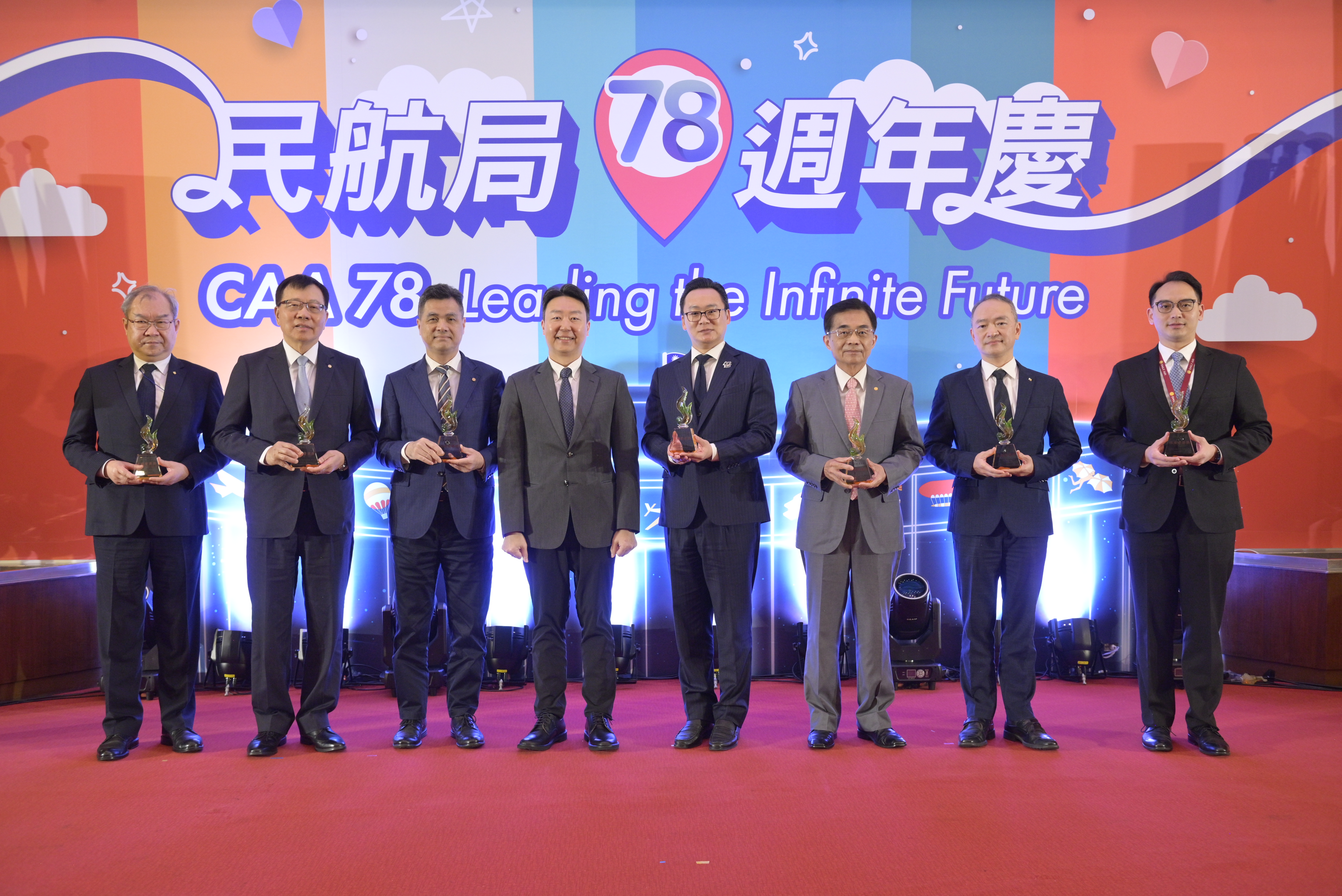 民航局78週年局慶,交通部長陳世凱與受獎民航業者合影 0