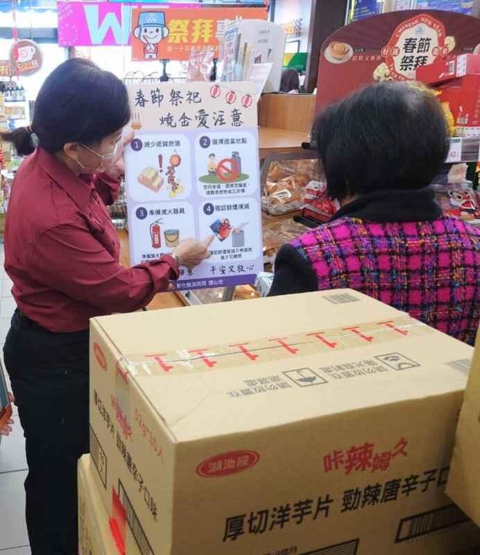 ▲彰化消防局籲春節祭祀燒金需注意，為響應環保趨勢，消防局建議民眾可選擇「以功代金」或使用電子鞭炮等環保方式來取代傳統燒金儀式，減少火災風險。（彰化消防局提供）