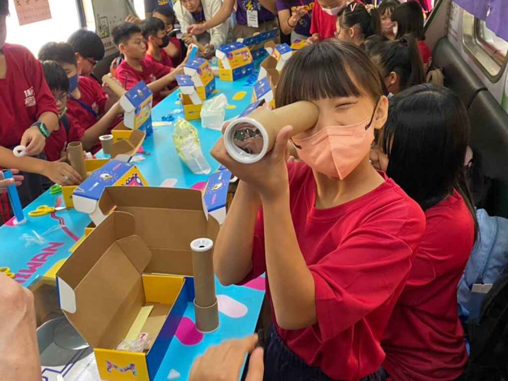▲小朋友在科普列車上開心玩科學。（記者林明佑翻攝）