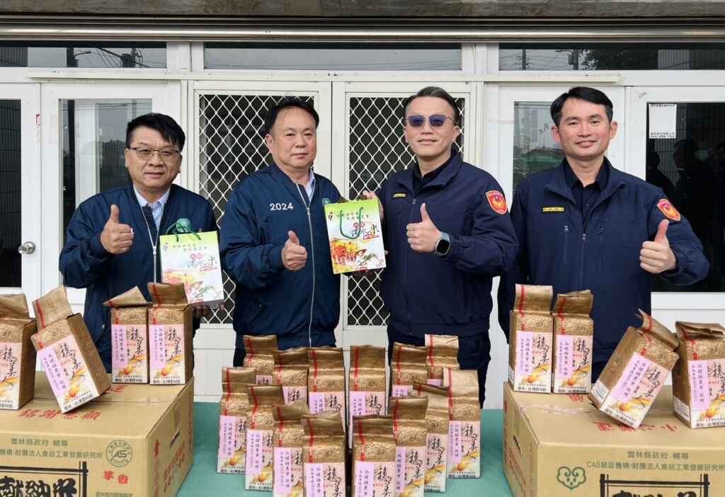 以當地名產「獻納米」致敬，感謝員警辛勞付出。(記者廖承恩翻攝)