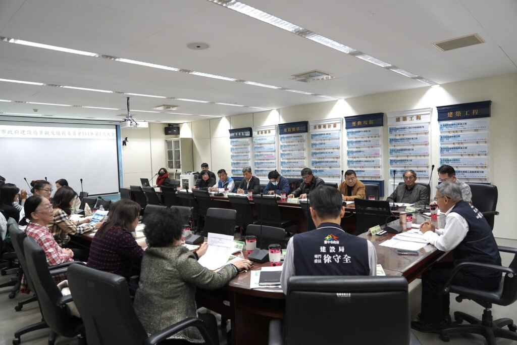 景觀及植栽委員會114年度第1次大會，由建設局長陳大田親自頒發聘書予13位續任委員及3位新任委員。
