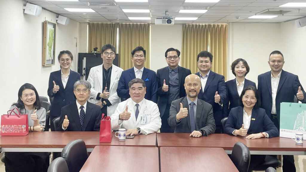 ▲學生至中山附醫學習分子檢驗技術的應用(前排左三為蔡明哲院長，前排右三為宋賢穎副校長)。（中山醫大提供）