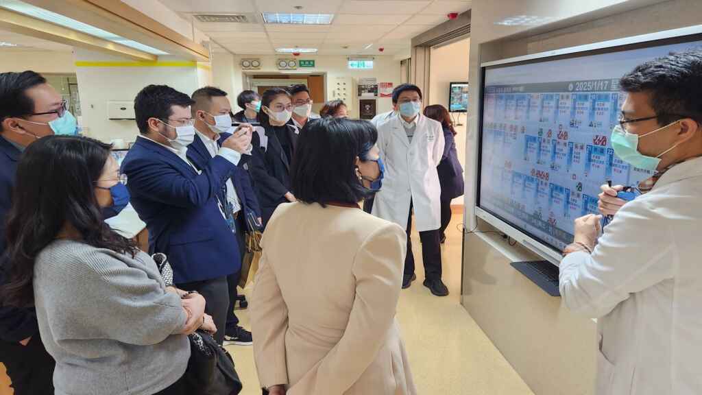 ▲高雄醫學大學附設醫院介紹ICU智慧白板。（中山醫大提供）