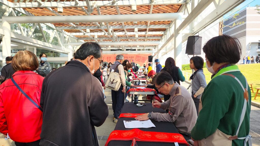 工藝中心辦理春聯揮毫寫贈活動,民眾排隊索取參與踴躍。(圖/陳惠玲攝影)