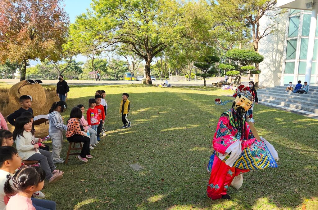 工藝中心春節活動從大年初二至大年初五,活動精彩豐富,「暖蛇逗表演」還邀請財神爺跳加官賀新年。(圖/陳惠玲攝影)