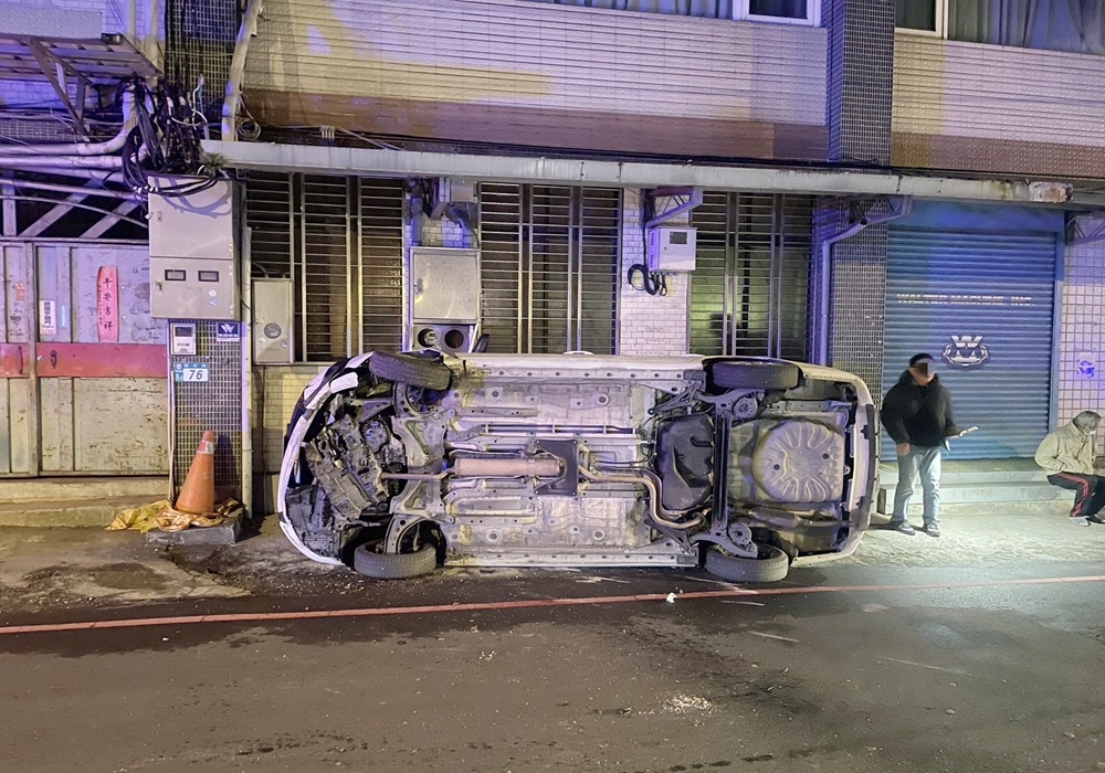 自撞翻車秒落跑 新店警追查原來是通緝犯 237 248250121a01