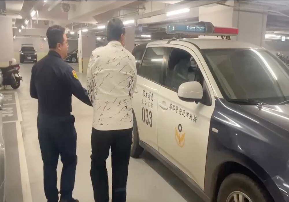 自撞翻車秒落跑 新店警追查原來是通緝犯 238 248250121a02