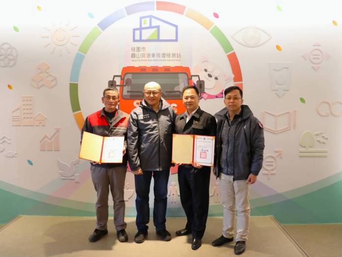 桃園環保局與在地企業送暖 捐贈資收個體戶愛心物資 68 210