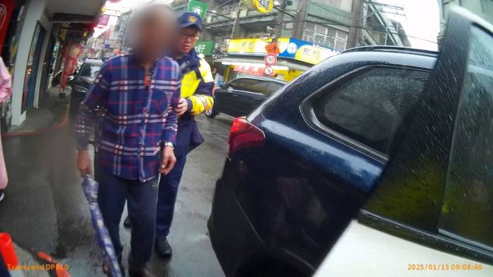 8旬老翁迷途呆坐路旁 八德警靠「這招」助順利返家 64 728898 0