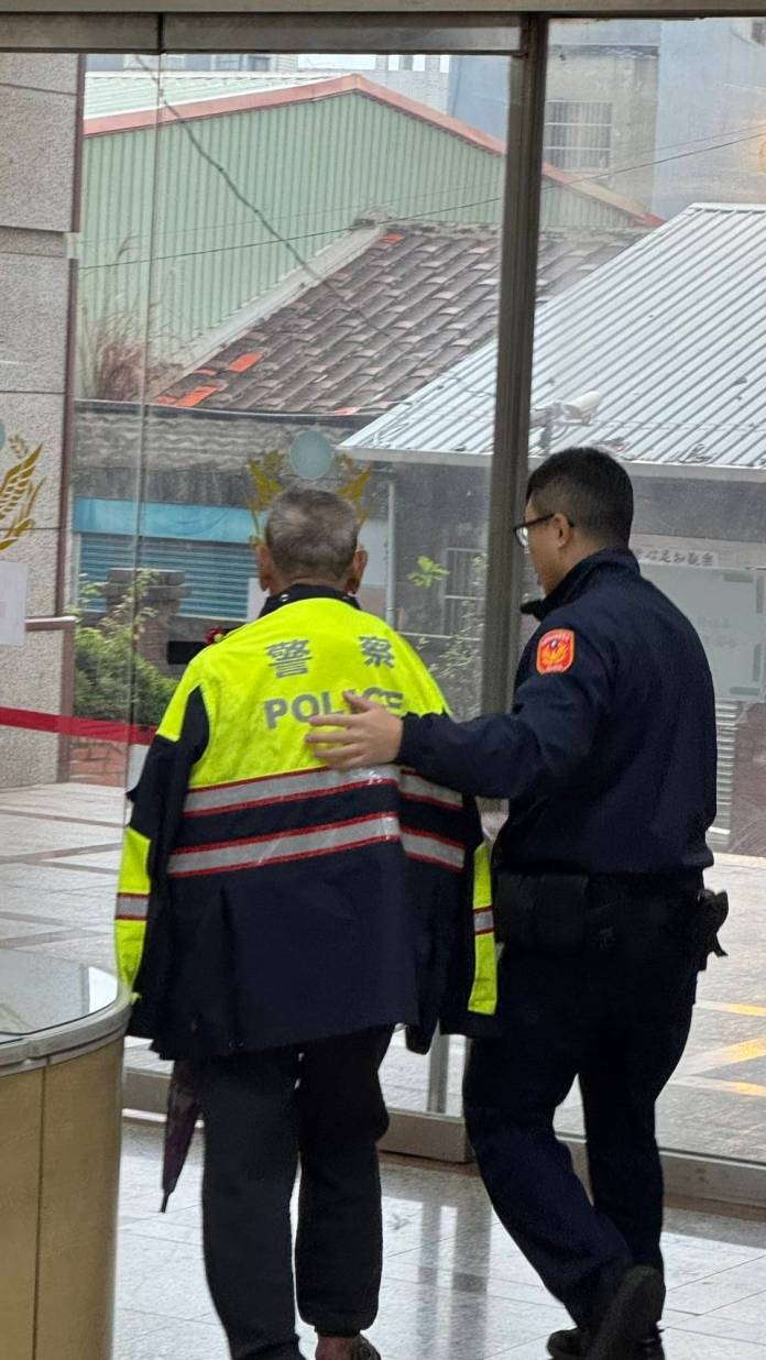 8旬老翁迷途呆坐路旁 八德警靠「這招」助順利返家 65 728897 0
