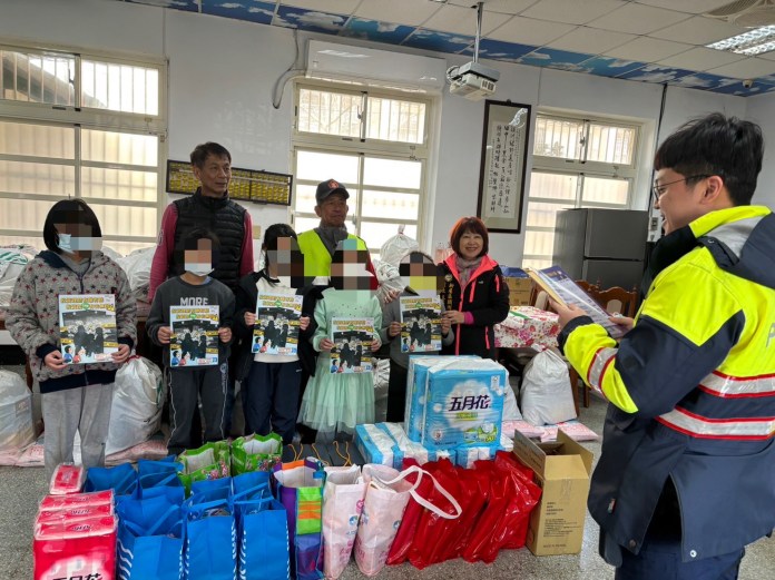 楊梅警春節前夕送溫暖 攜手民間團體助弱勢過好年 67 S 72392786 0