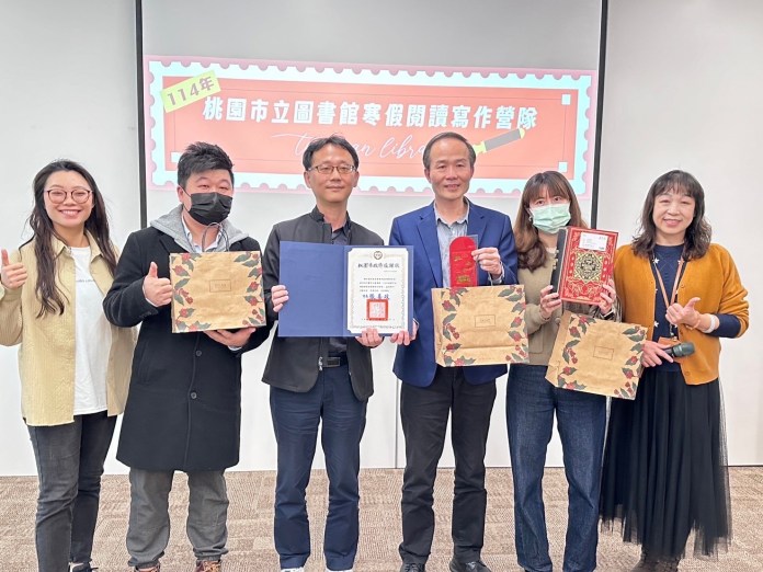 桃市圖舉辦閱讀寫作營隊 學童收穫滿滿 73 教育局長劉仲成致贈聯合報教育事業部團隊感謝狀。