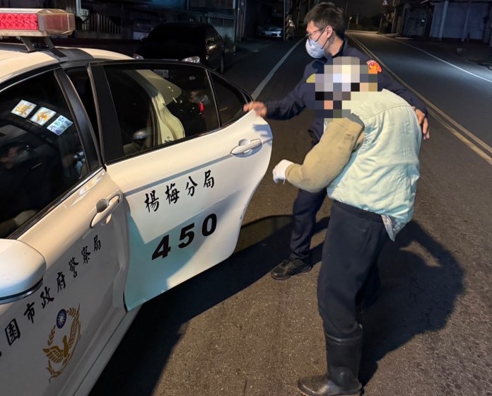 失智翁偷溜出門被通報失蹤 楊梅警在這找到他 65 S 72417351 0
