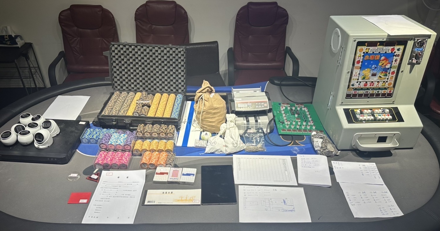 警方現場查獲相關賭具等證物。(記者徐煜勝翻攝)