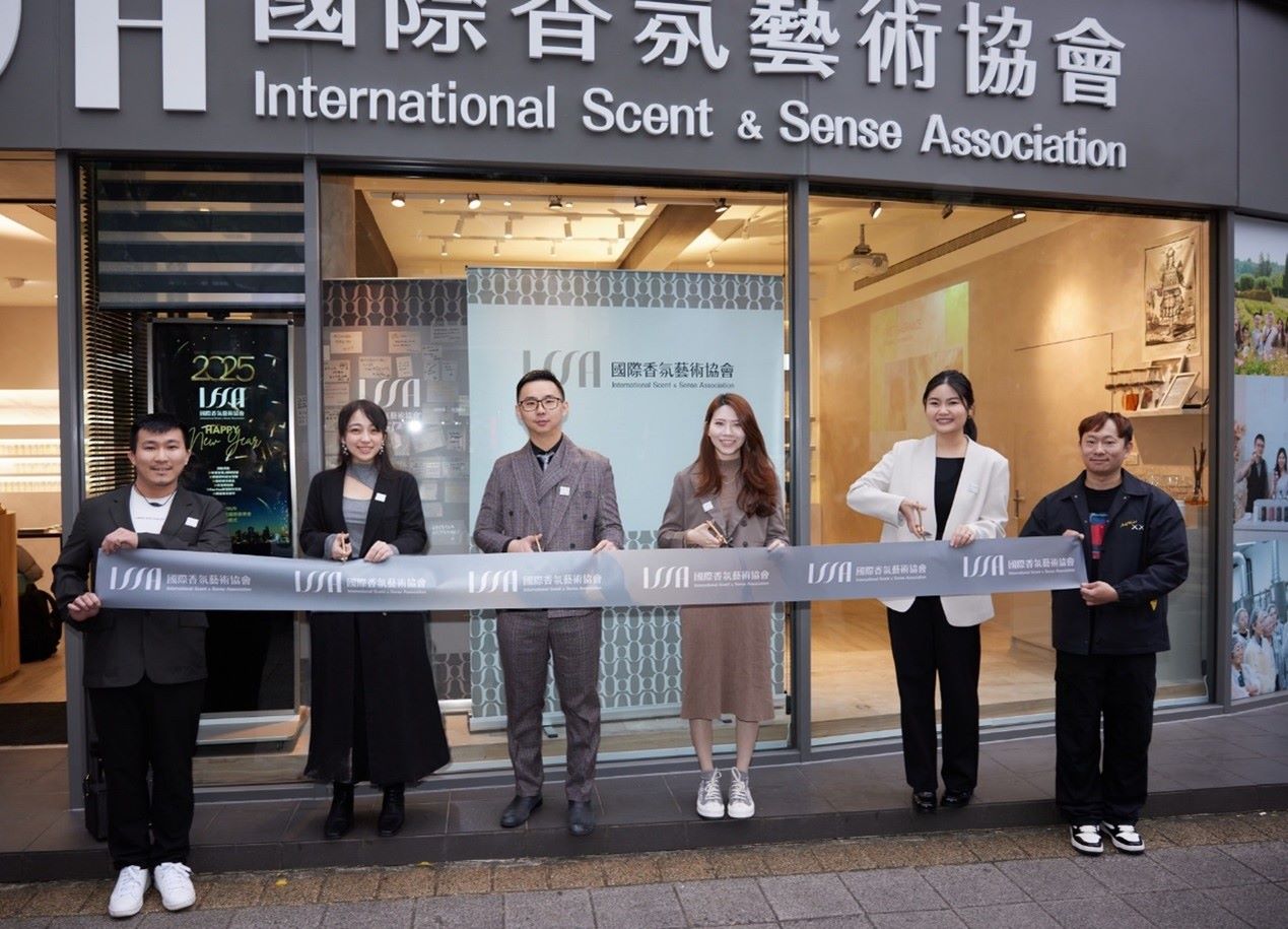 協會東區門市剪綵儀式圓滿完成。由理事長何宗禧Vic(左3),秘書長顏詣縝 Emma(右3),教務長謝凱薇(右2)以及貴賓蘇敬婷Kate(左2)共同剪綵。(圖/ISSA提供)