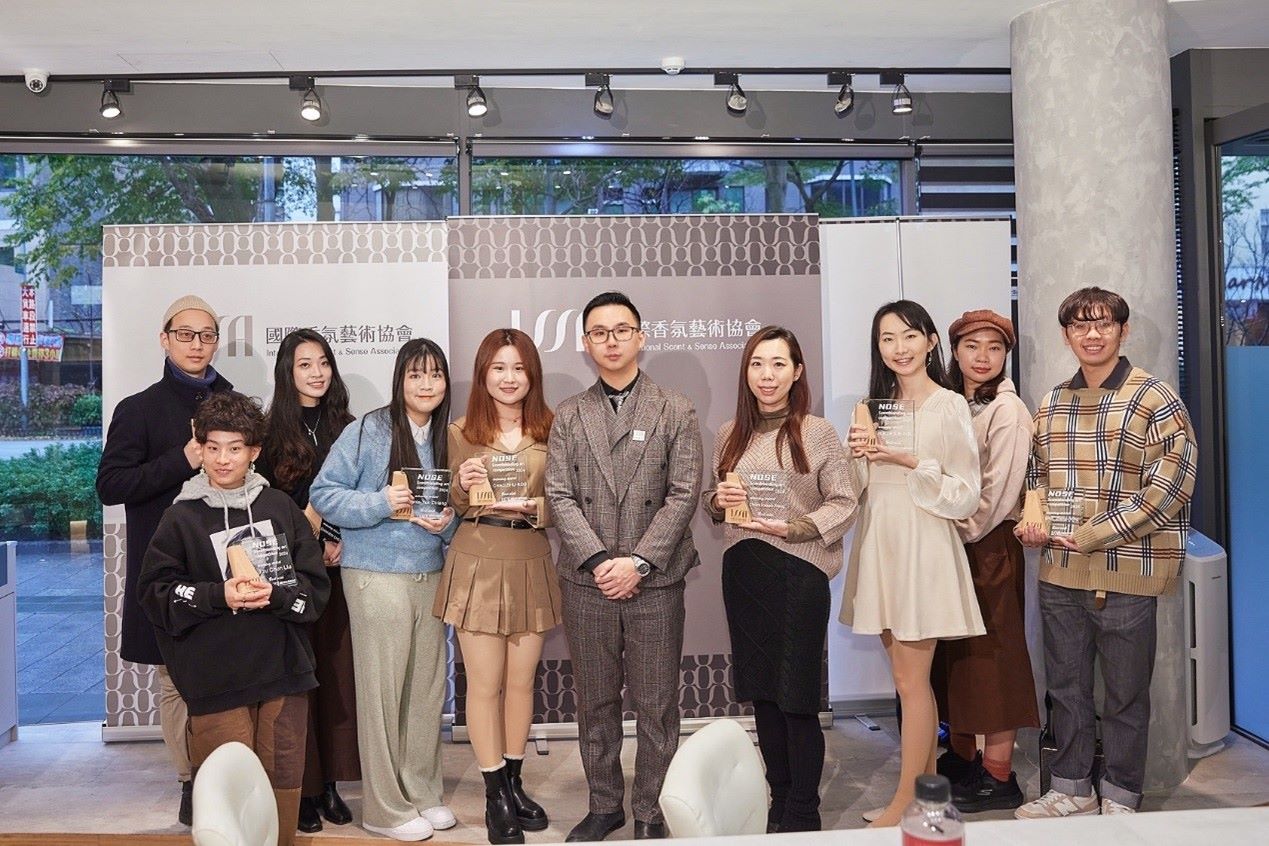 參賽者來自各地,由理事長何宗禧Vic頒發香氛界的榮譽獎牌。(圖/ISSA提供)