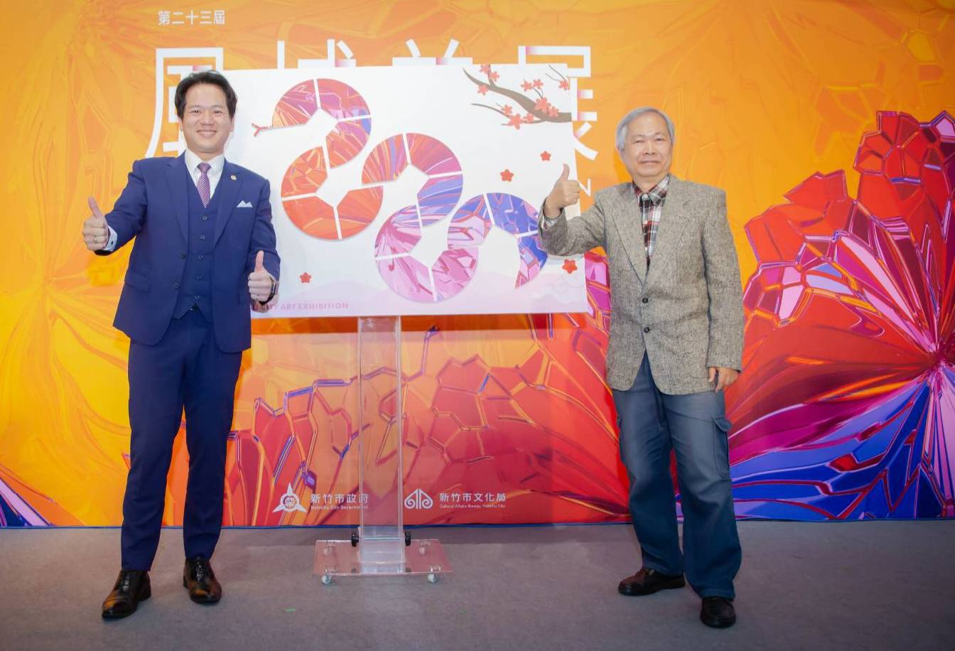 邱臣遠代理市長與黃銘祝老師,合力完成新春小龍拼貼。(圖/記者黃溎芬翻攝)