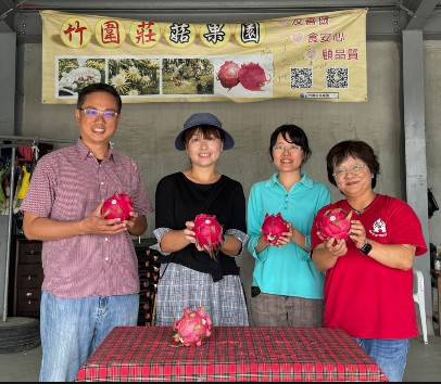 工研院攜手大漢酵素、樂林食物銀行,為小農開啟市場新商機,研發團隊探訪當地果農。(圖/記者黃溎芬翻攝)