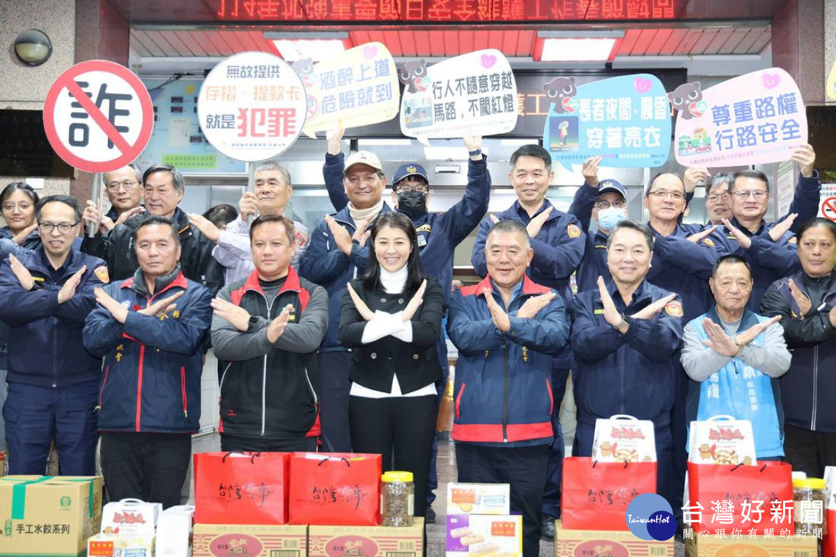 許縣長信義慰勞「加強重要節日(春節)安全維護工作」服勤人員的行程,更不忘提醒民眾務必注意提防詐騙,希望透過有效嚇阻及防制,讓詐騙的案件發生率有效降低,避免更多民眾受害。(縣府提供)