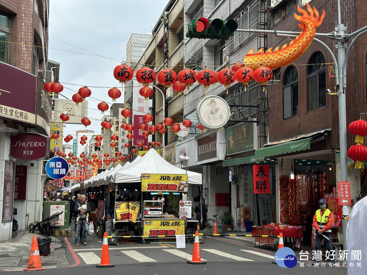 年貨大街位於公有零售市場前。(記者扶小萍攝)