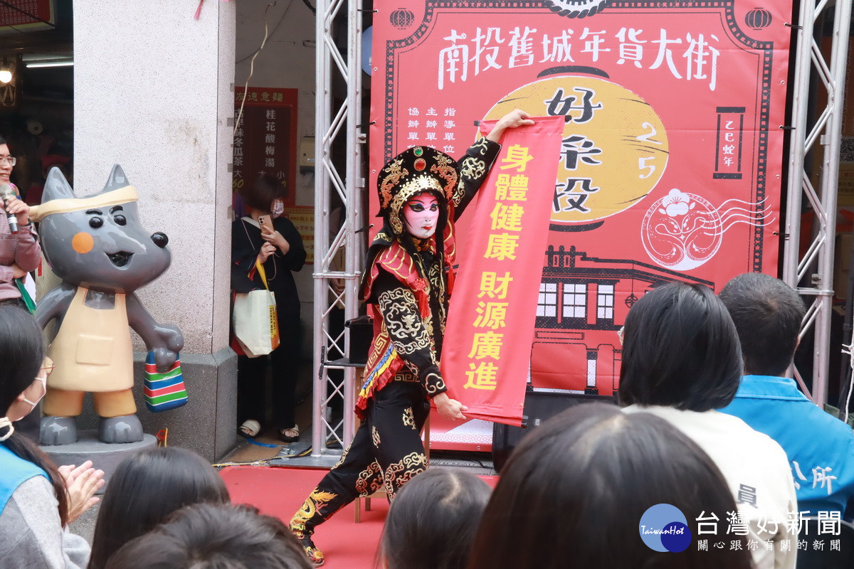 主舞台有變臉與兒童舞蹈及每日不同活動。(記者扶小萍攝)