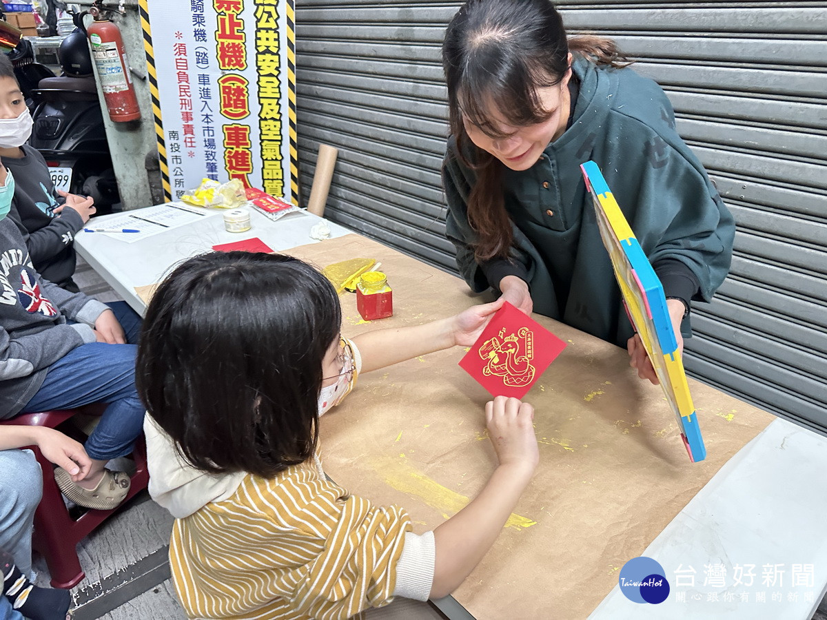 蛇年絹印很受小朋友喜愛。(記者扶小萍攝)