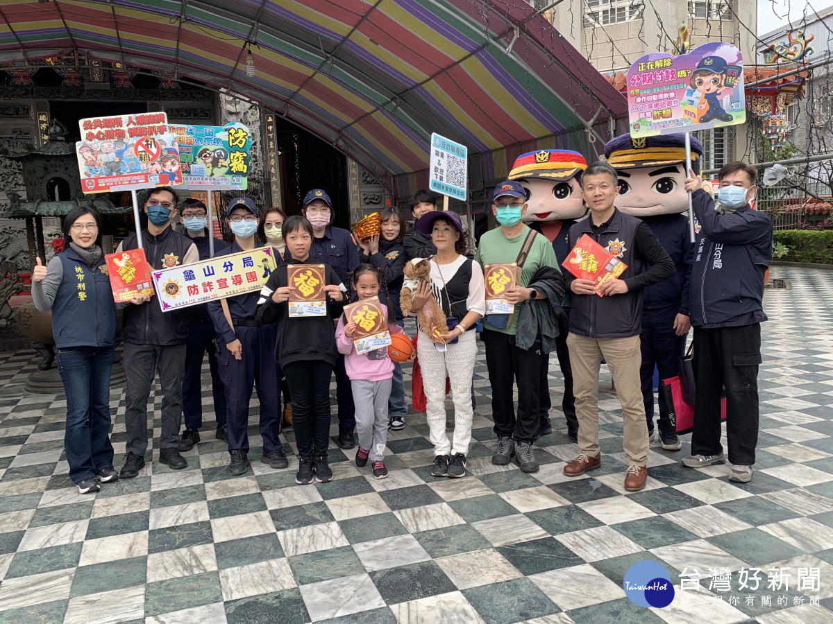 龜山警分局傳統市場大遊行,大聲公提醒民眾防扒竊、識詐騙。