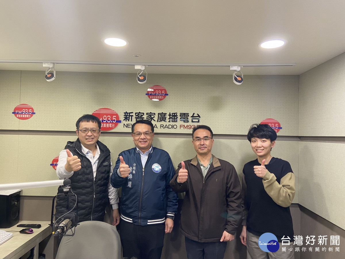 平鎮警分局長徐坤隆前往廣播電台，宣導最常見的詐騙手法及春節交通管制措施！