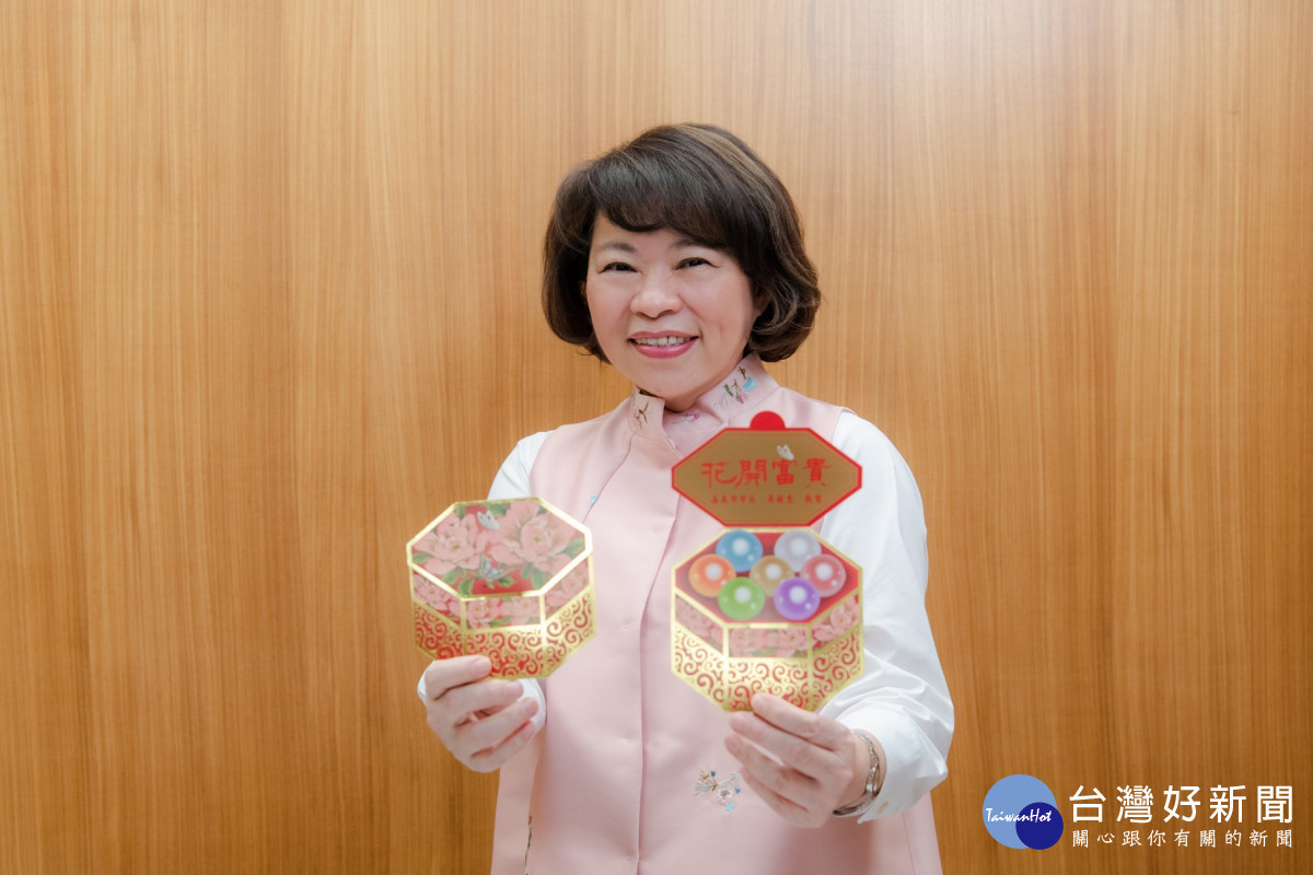 嘉義市長黃敏惠將在大年初一(1/29)、大年初二(1/30)及大年初九(2/6)，親自分送蛇年限定的「百寶盒小紅包」／嘉義市府提供<br /><br /> <br /><br /> 