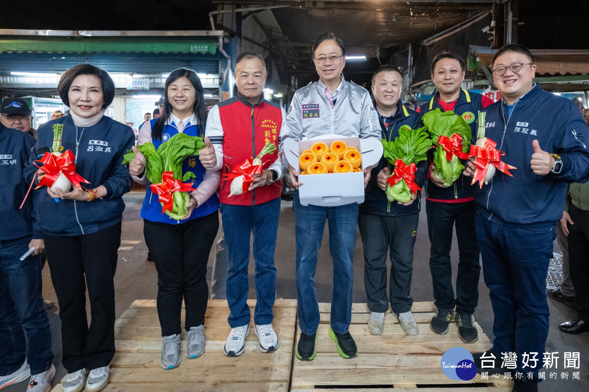 張市長向果菜市場工作人員拜早年。