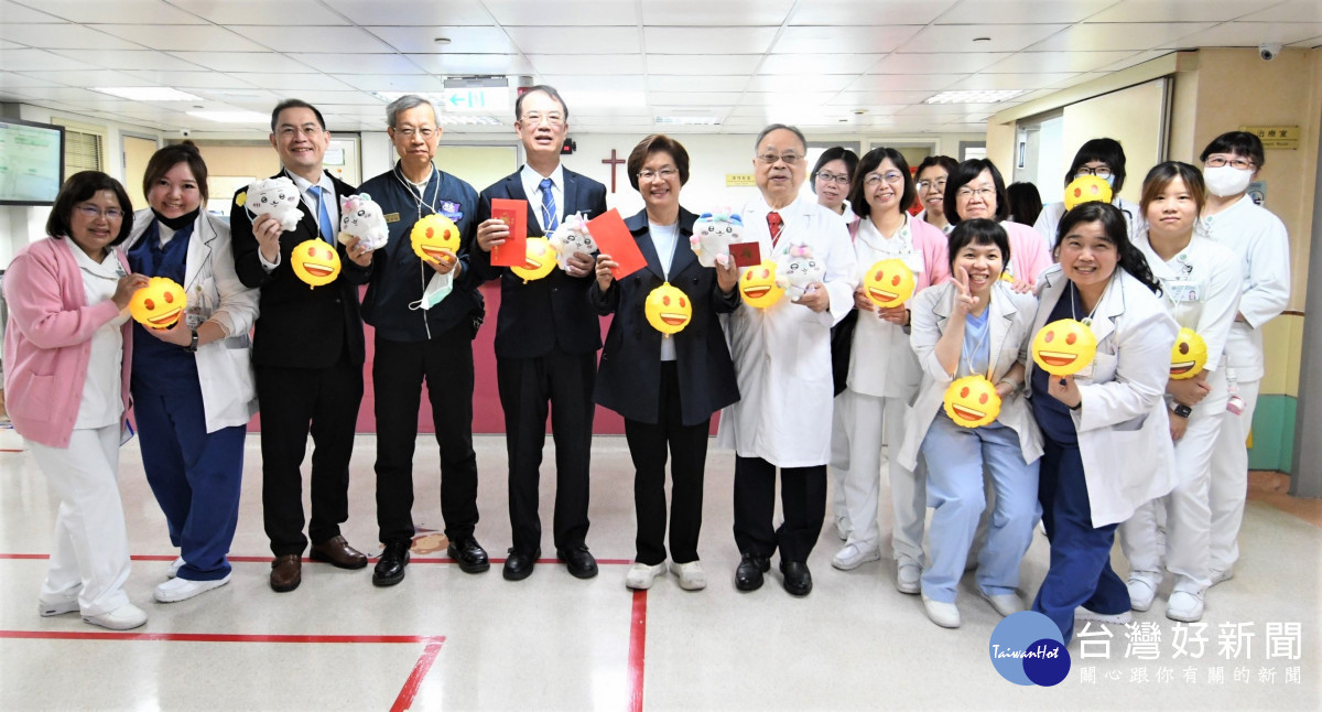 王惠美縣長感謝堅守崗位的醫護同仁們持續提供醫療照護,守護縣民健康。圖/記者鄧富珍翻攝