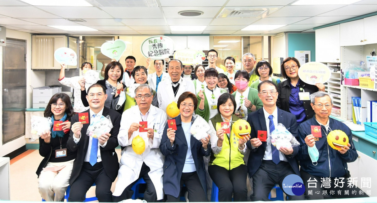 王惠美縣長準備微笑小提燈,關懷祝福病童與家屬。圖/記者鄧富珍翻攝