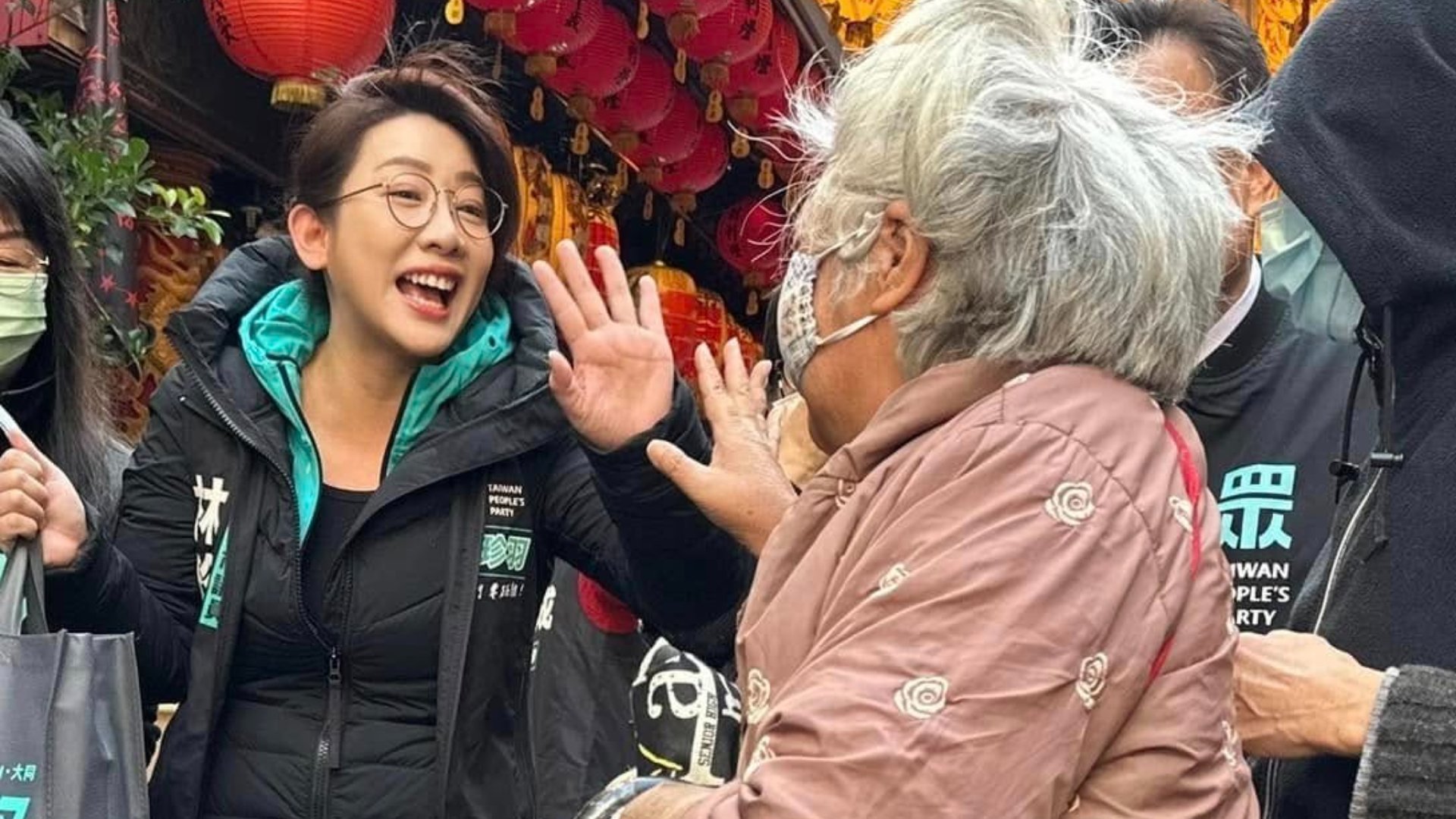 民眾黨北市議員林羽珍(左)22日自曝確診肺腺癌1期,日前手術相當順利,恢復狀況良好。翻攝林羽珍臉書