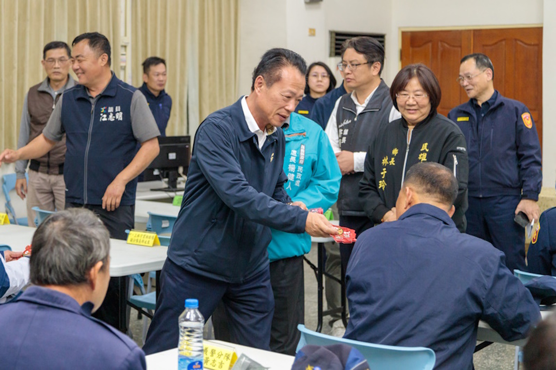 嘉義縣長翁章梁率隊慰問各警察分局 警力民力寒冬暖心