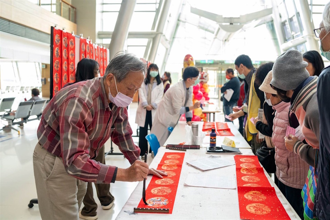 嘉義長庚醫院喜迎金蛇年 揮毫贈春聯活動熱鬧登場